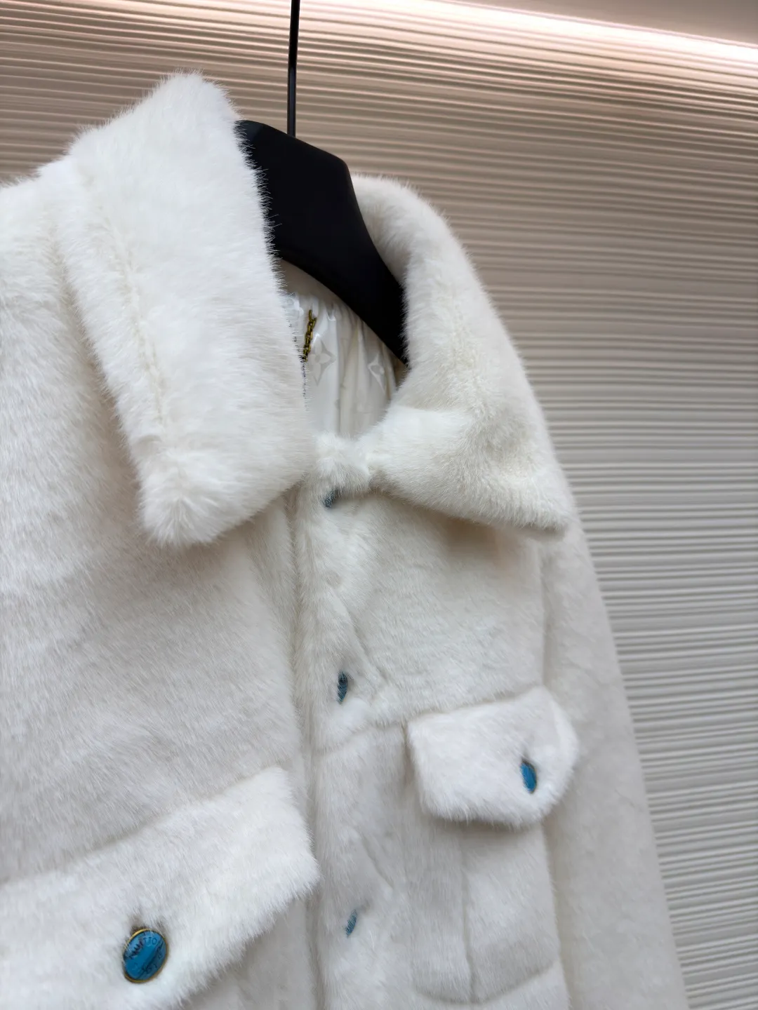 LOUIS VUITTON Turquoise Mink Jacket ●Original version: Purchased and developed at 147799 ●Item number: 1681421-C30 ●Fabric: mink fur fabric ●Technology: embroidery production ●Color: white ●Version: Fitted version ●Weight: about 1065 grams ●Size: 46-48-50-52 ●Description: This jacket is made of high-end imitation mink velvet fabric, which is soft and fluffy to the touch and has excellent warmth retention. The lapel design adopts three-dimensional tailoring + precision sewing technology, and the collar shape is crisp and naturally connected with the body. The placket button is a custom-made blue-green metal button, which creates a visual contrast with the white fabric. It is sewn in precise position and opens and closes smoothly. The large pockets on both sides use three-dimensional bag-shaped technology, and the bag mouth echoes the buttons, combining practicality and design. The inner lining is made of the brand's classic pattern printed fabric, which is combined with the outer layer of plush fabric through laminating sewing technology to create a strong sense of layering. The overall cut is a loose-shouldered version, and the multi-piece structure is spliced ​​to create a casual and trendy wearing effect while ensuring comfort and freedom during movement. It is a fashionable item that combines luxurious plush texture with exquisite craftsmanship. The overall wiring is straight and delicate, the fabric is comfortable and soft, and the color is consistent without color difference. It can be matched with the same style to create a fashionable look and control various occasions. Customized accessories, complete with three standards, same style for men and women!